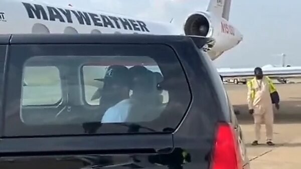 Throwback 2022 : Mayweather Arrives Nigeria In Customized Non-public Jet, Chauffeured In Innoson Automobile