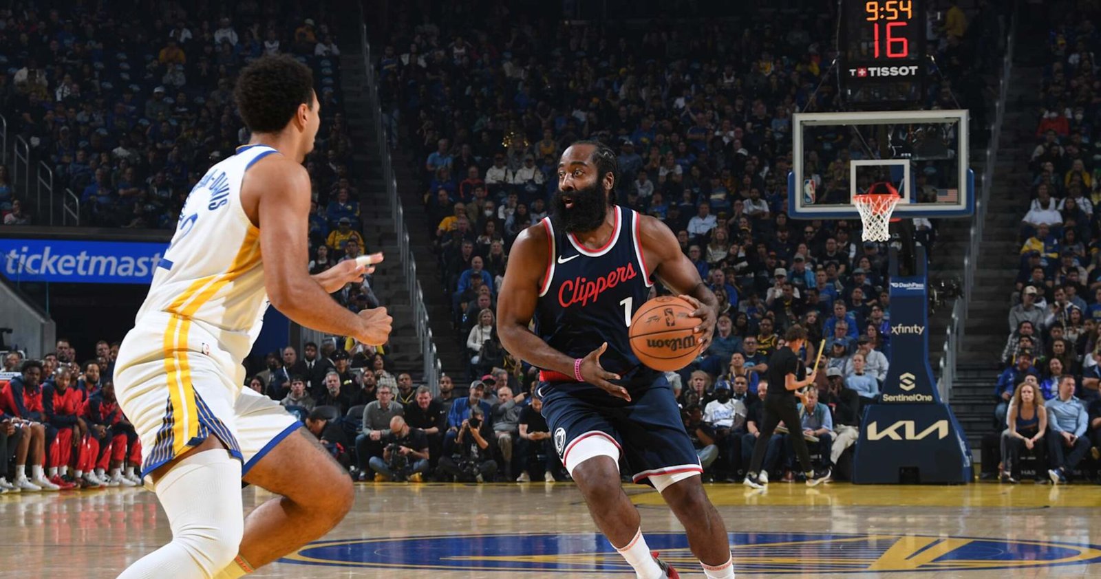 Harden, Clippers Applauded by NBA Followers for Beating Warriors; Curry Exits with Harm