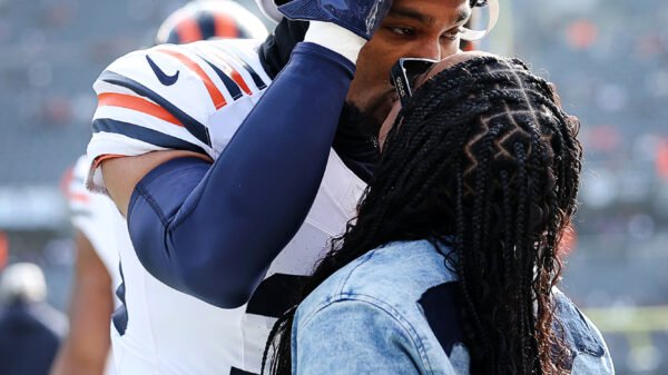 Simone Biles Kisses Husband Jonathan Owens on Sidelines Earlier than Bears Sport