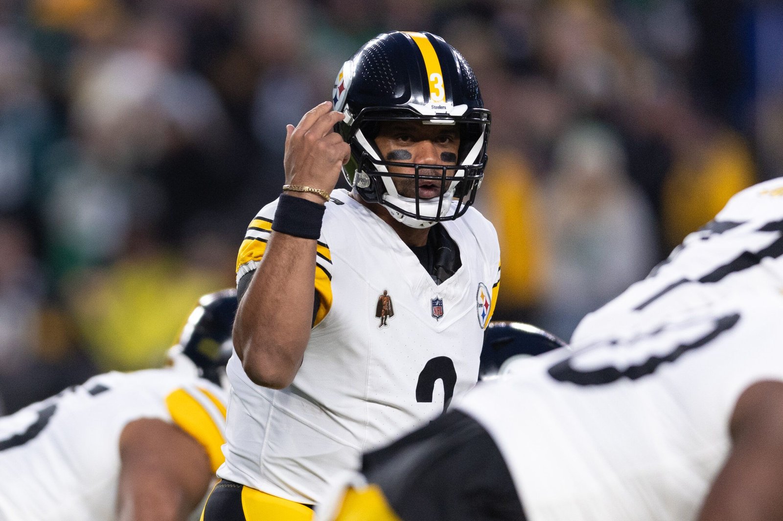 NFL Insider Hints at Russell Wilson Getting a $100,000,000 Contract From Steelers Following Profitable Season