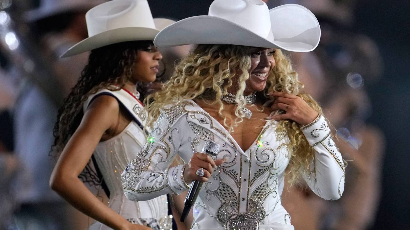 Beyoncé Brings Her ‘Cowboy Carter’ Christmas Rodeo to NFL Halftime Present