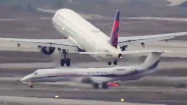 Jet carrying Gonzaga males’s basketball crew practically collided with flight taking off at LAX