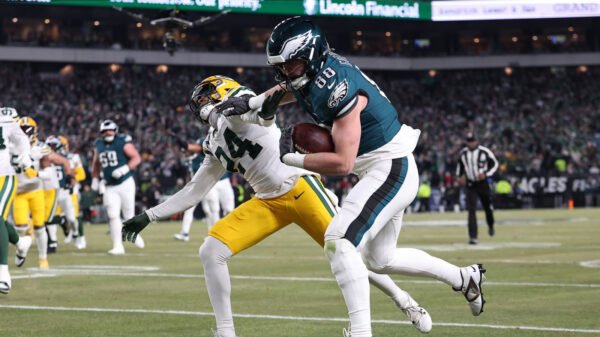 Watch: Eagles’ Dallas Goedert obliterated Packers defender with stiff arm on TD