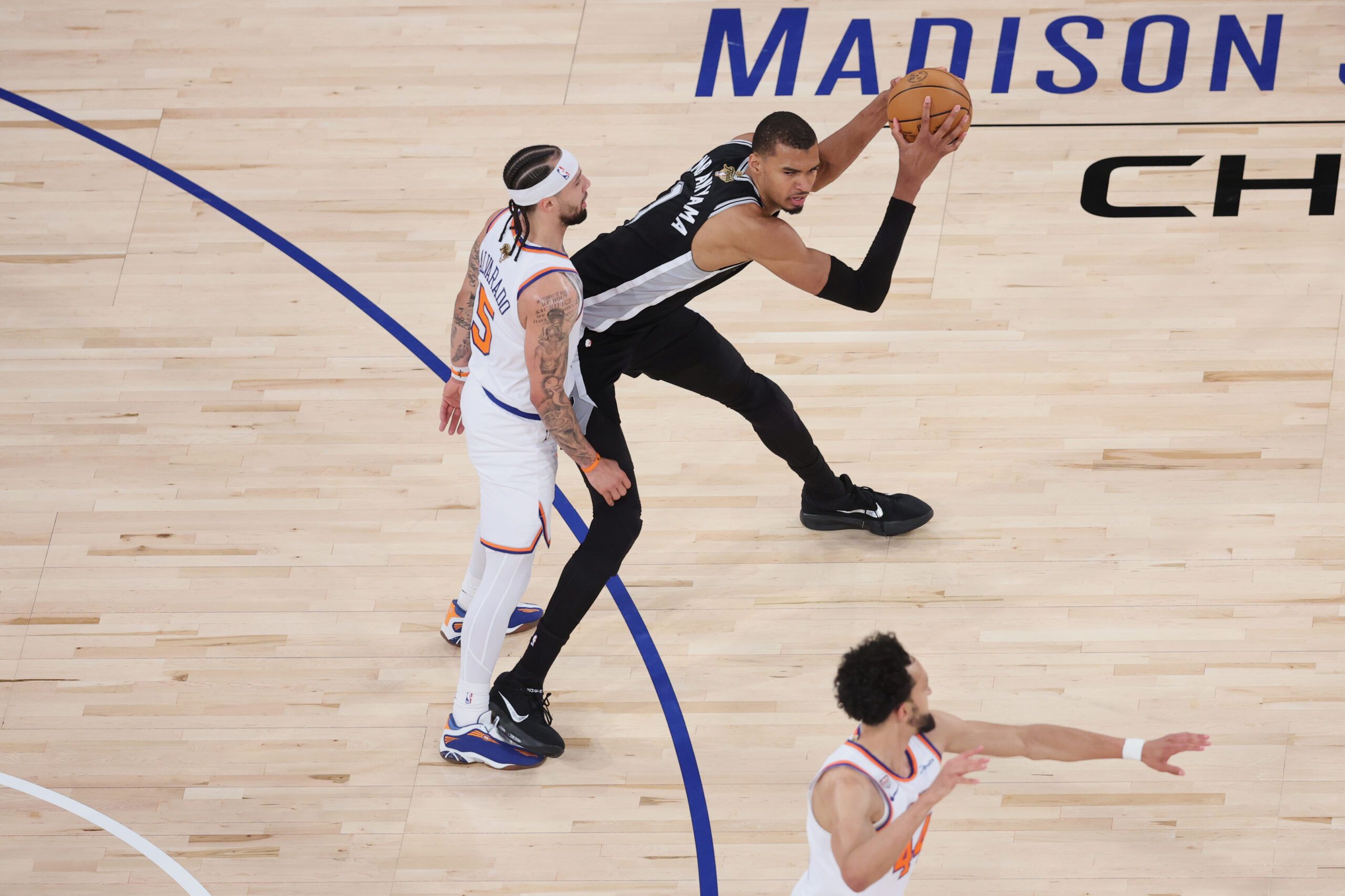 ‘Most Entertaining Basketball Game in a Long Time’ — Former NFL  Linebacker Applauds ‘Violent’ Spurs-Knicks Game 3