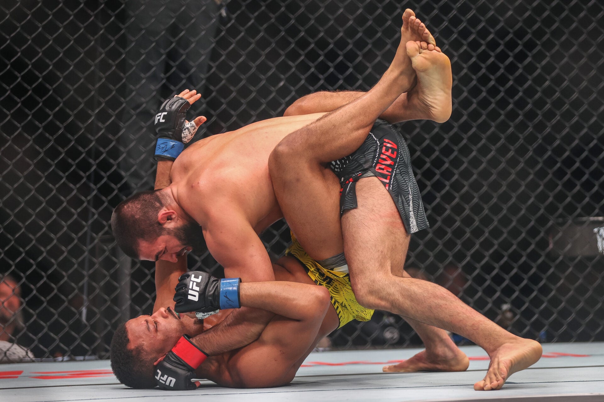 UFC Baku fighter appears to get away with biting opponent before winning by KO