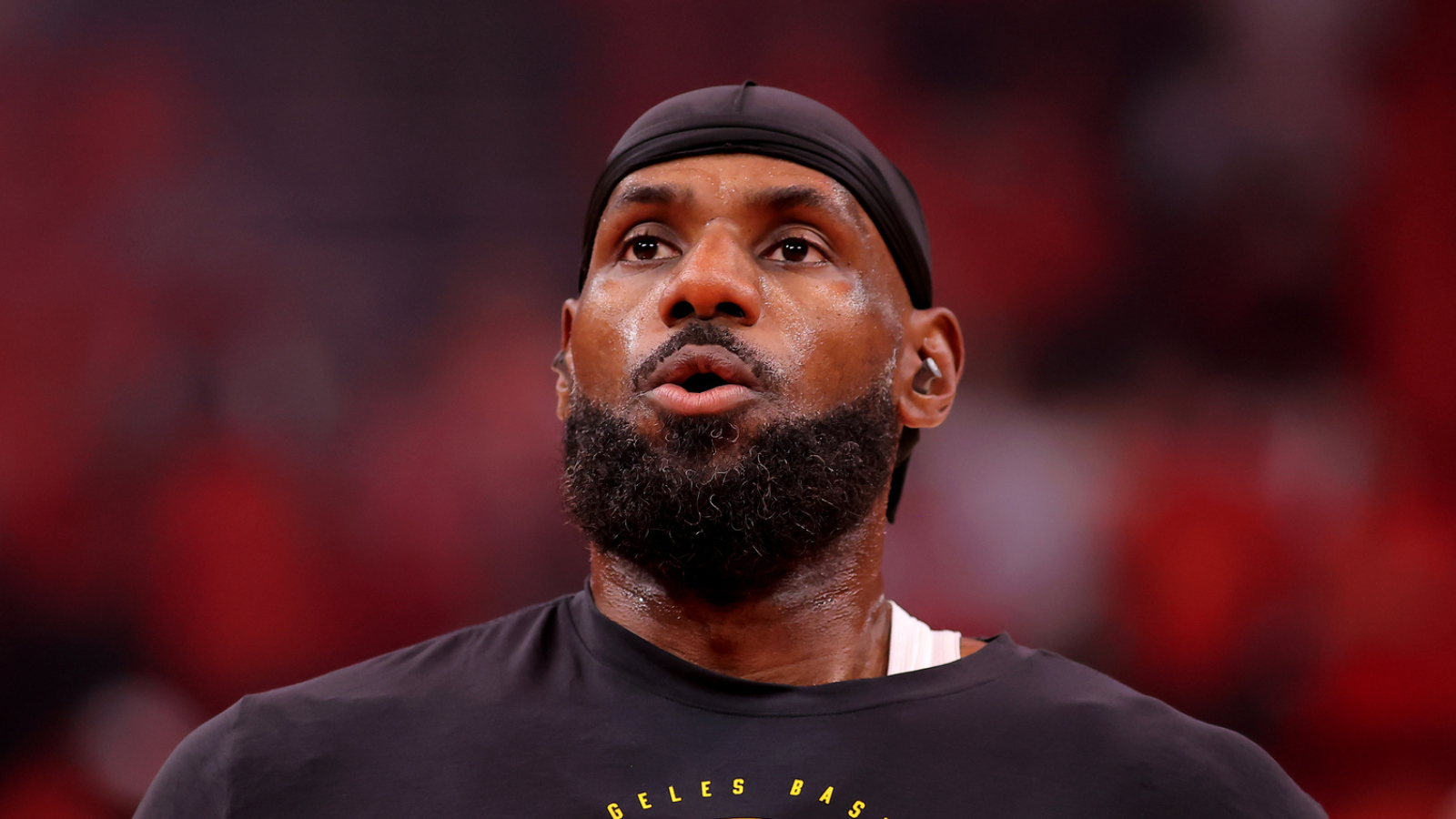 LeBron James informs Lakers of major career decision