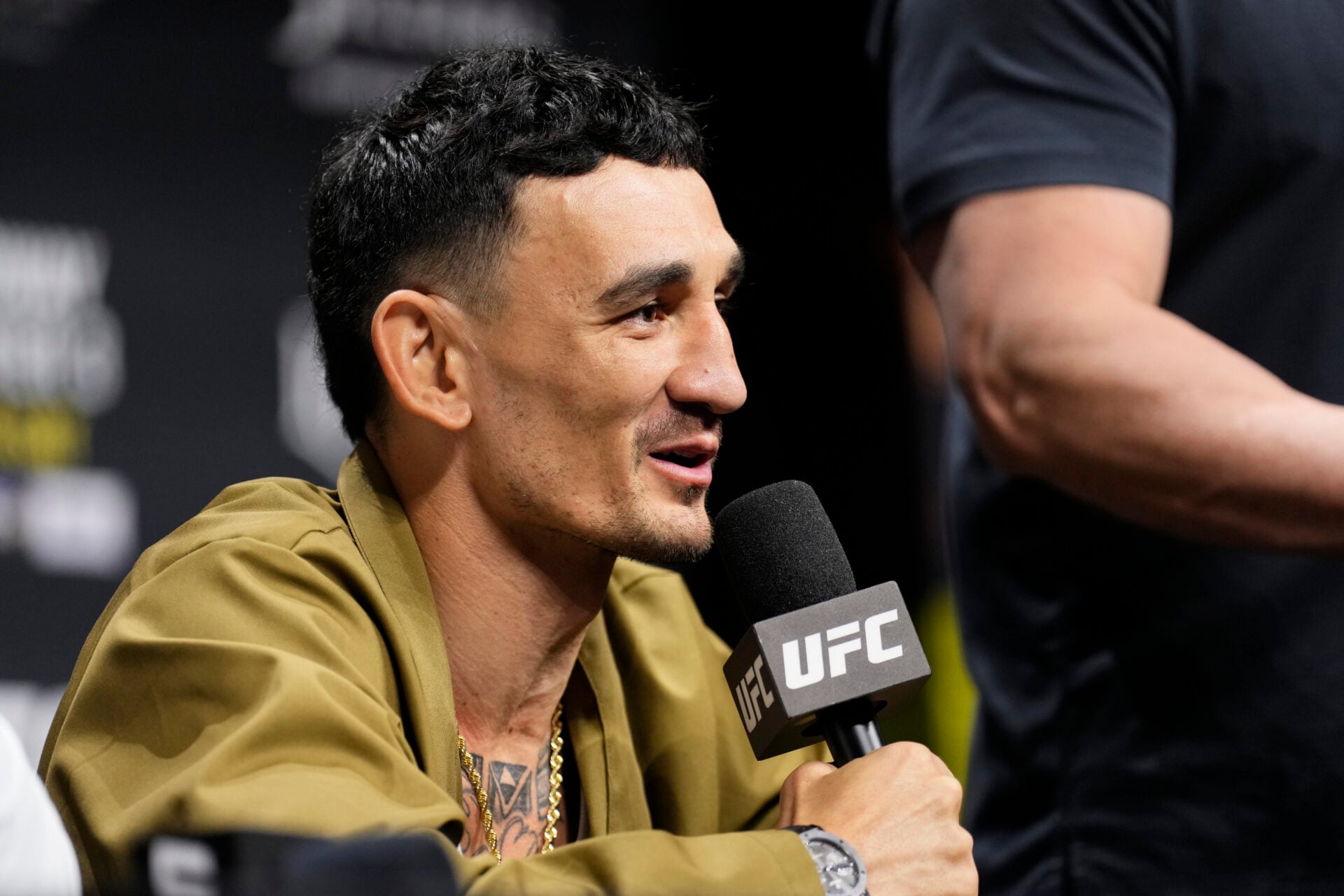 Max Holloway addresses viral photo of him that is circulating of him and has fans worried about UFC 329