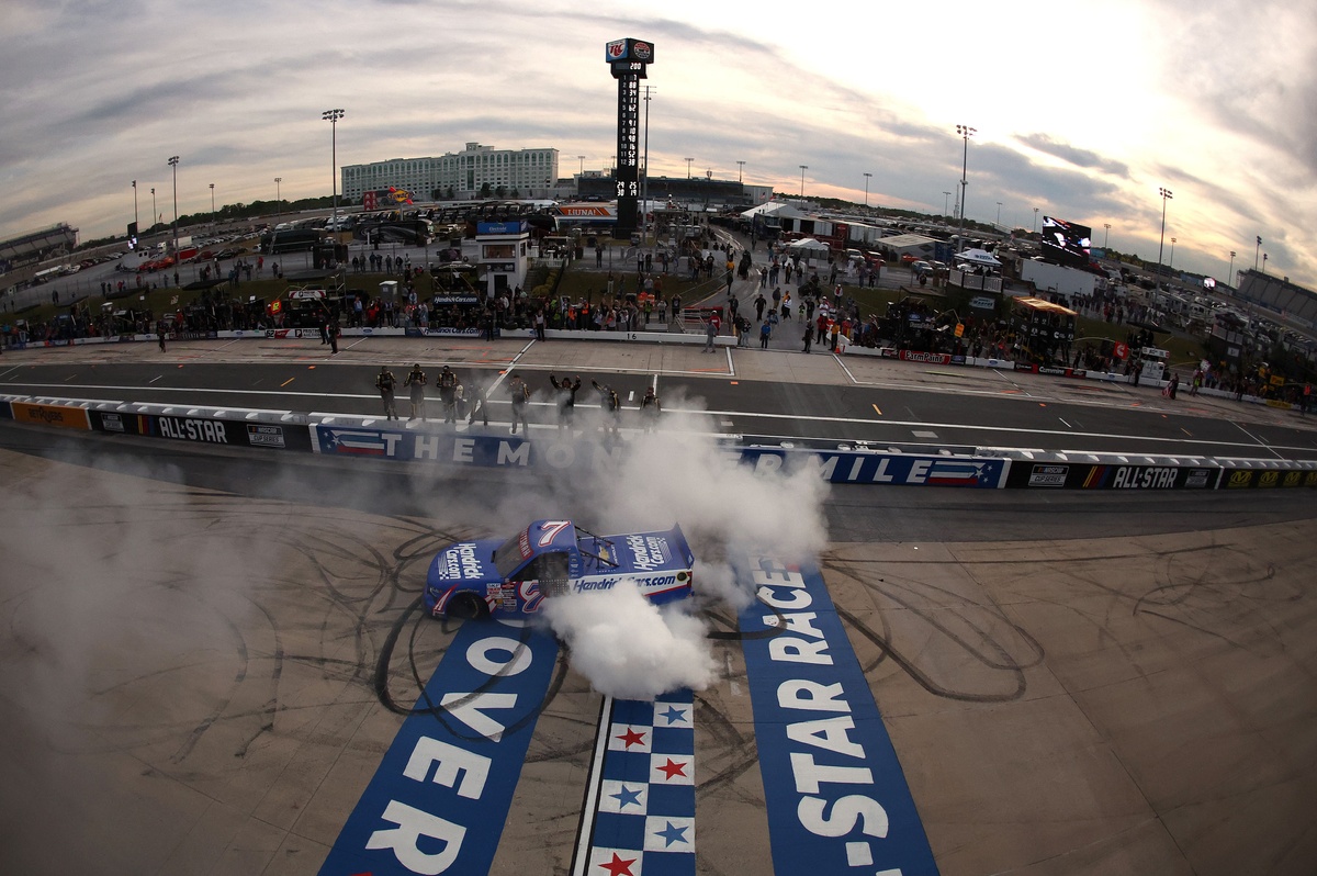 Kyle Busch stretches fuel to claim 69th NASCAR Truck win at Dover