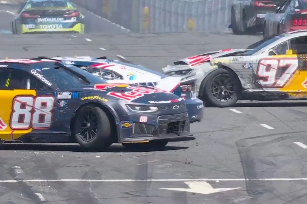 Shane van Gisbergen, Zilisch crash out in huge restart pileup at NASCAR San Diego