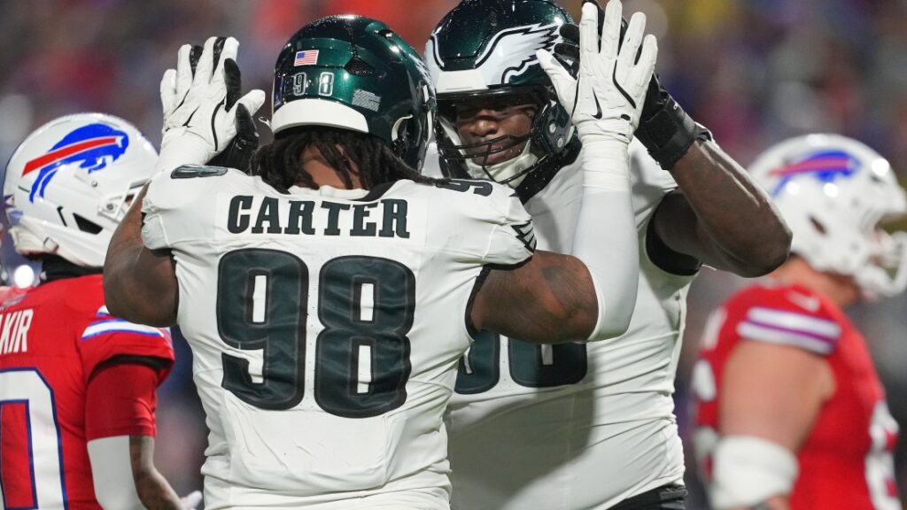 Jalen Carter’s teammates celebrate his new contract