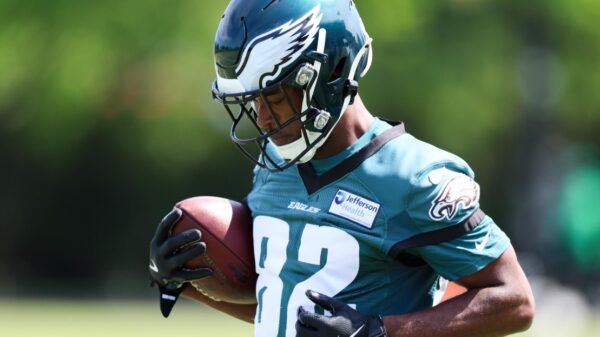 Eagles bring wide receiver back