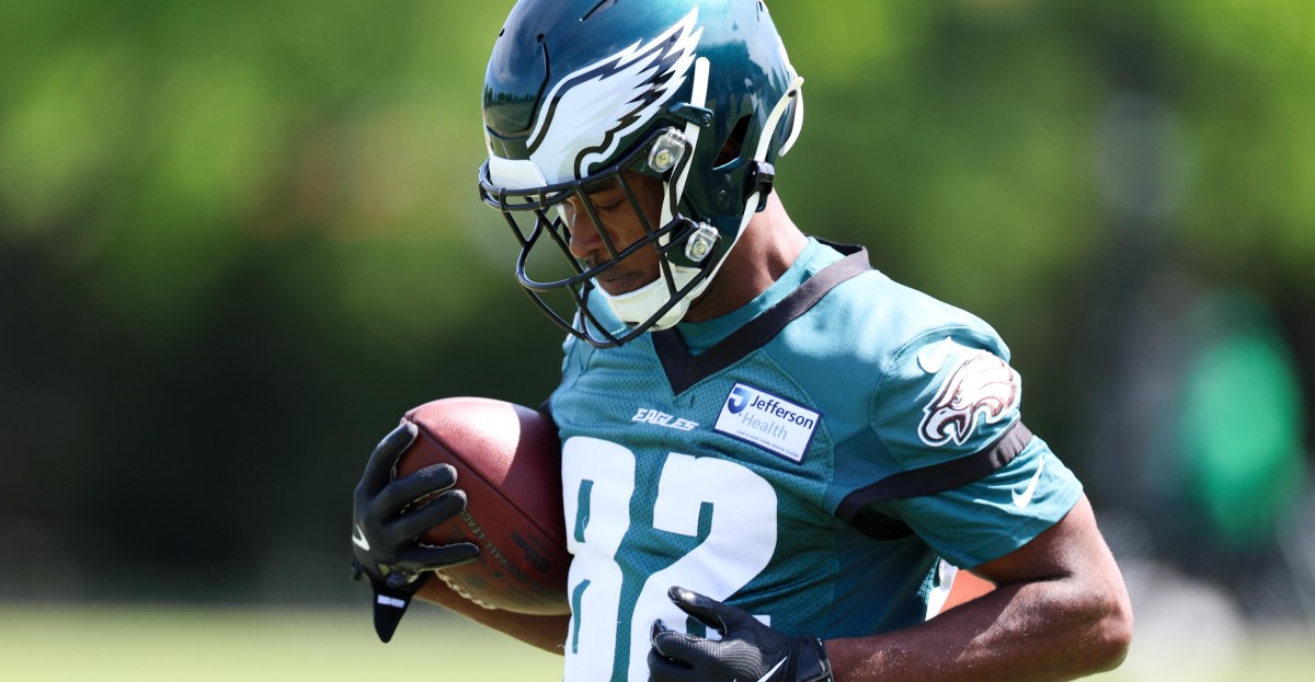 Eagles bring wide receiver back