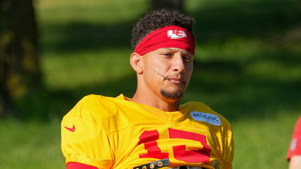 Two-minute drill: Patrick Mahomes’ health, Bijan Robinson’s historic deal, former No. 1 overall pick’s reunion