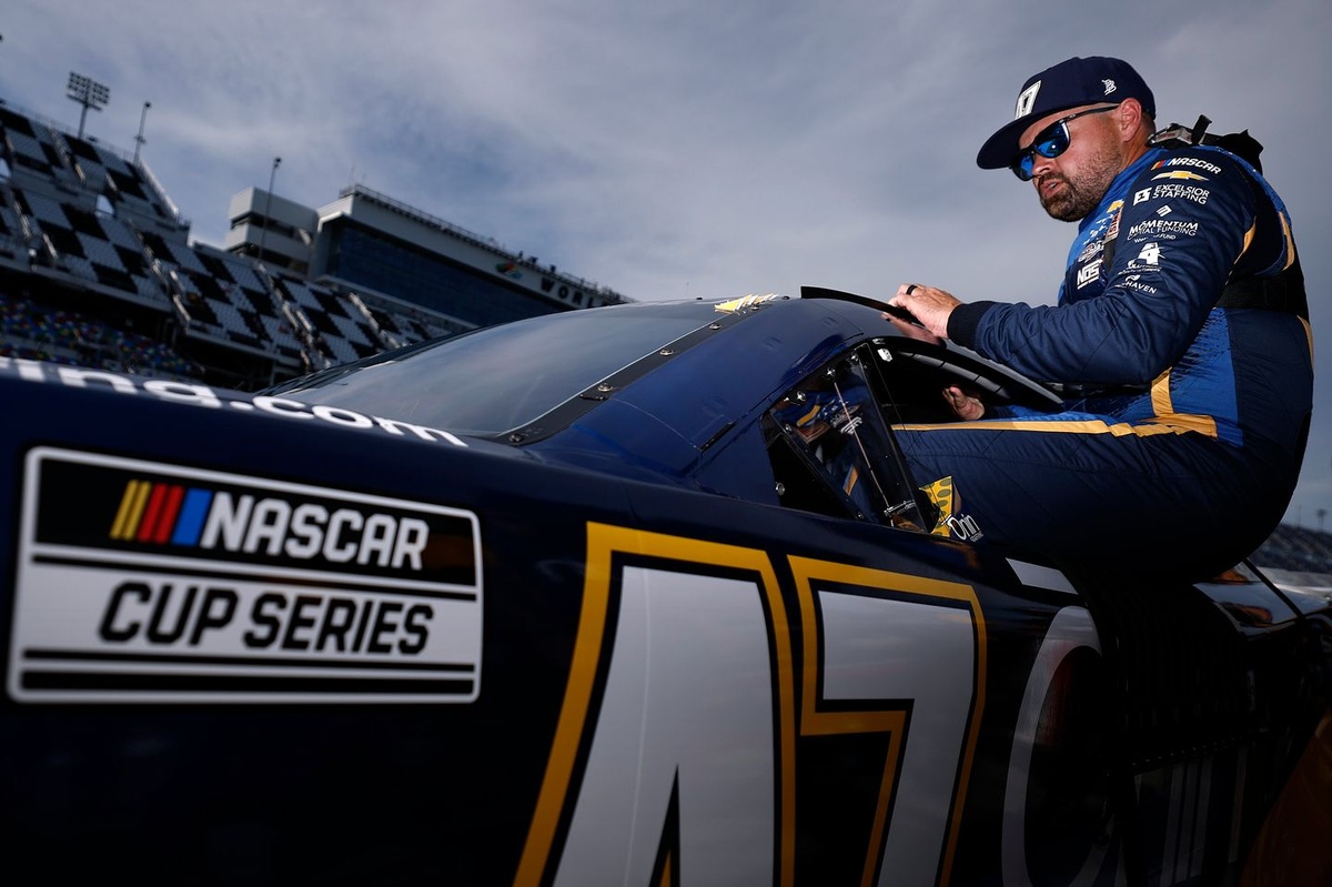 Denny Hamlin defends Ricky Stenhouse Jr. after wrecking Ryan Blaney on final lap