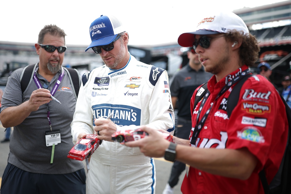 Dale Jr. explains why he doesn’t use ‘Earnhardt’ in his signature