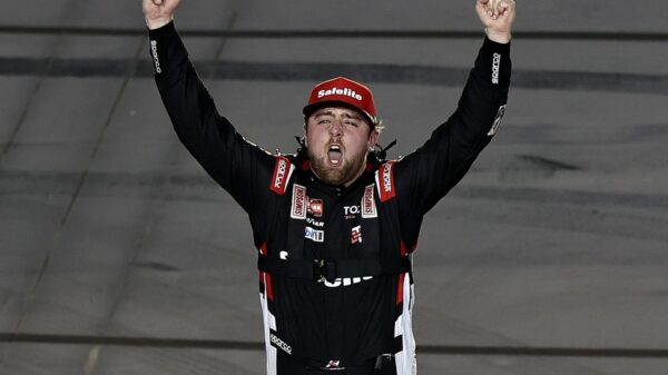 Kaden Honeycutt wins incident-free Phoenix NASCAR Truck race, extends points lead