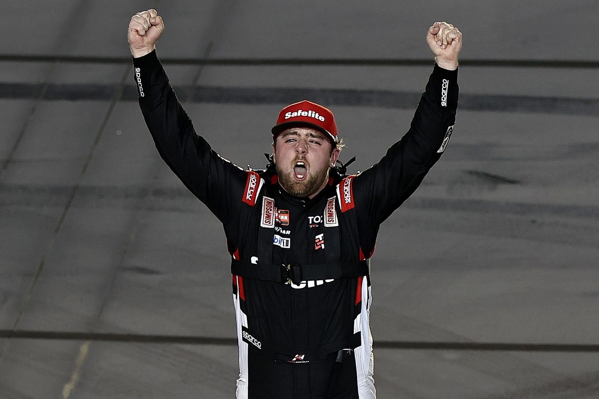 Kaden Honeycutt wins incident-free Phoenix NASCAR Truck race, extends points lead